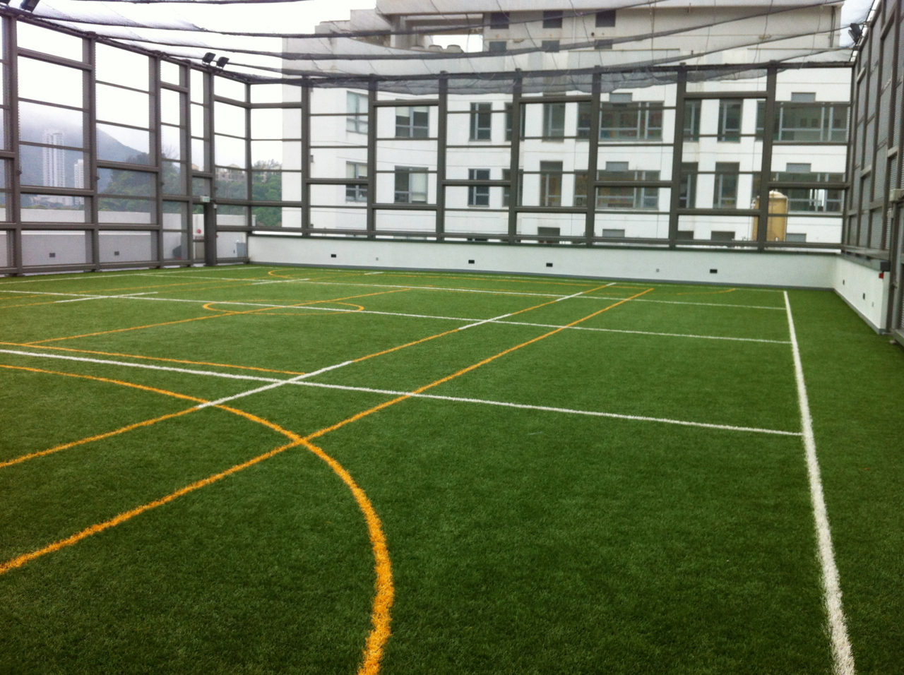 南島中學也有提供草地足球場給學生進行戶外活動